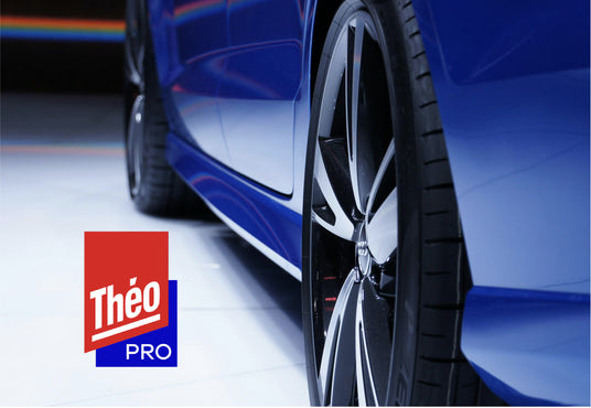 Logo Théo PRO sur un visuel de carrosserie bleue impeccable, illustrant un service de detailing ou de nettoyage automobile professionnel.