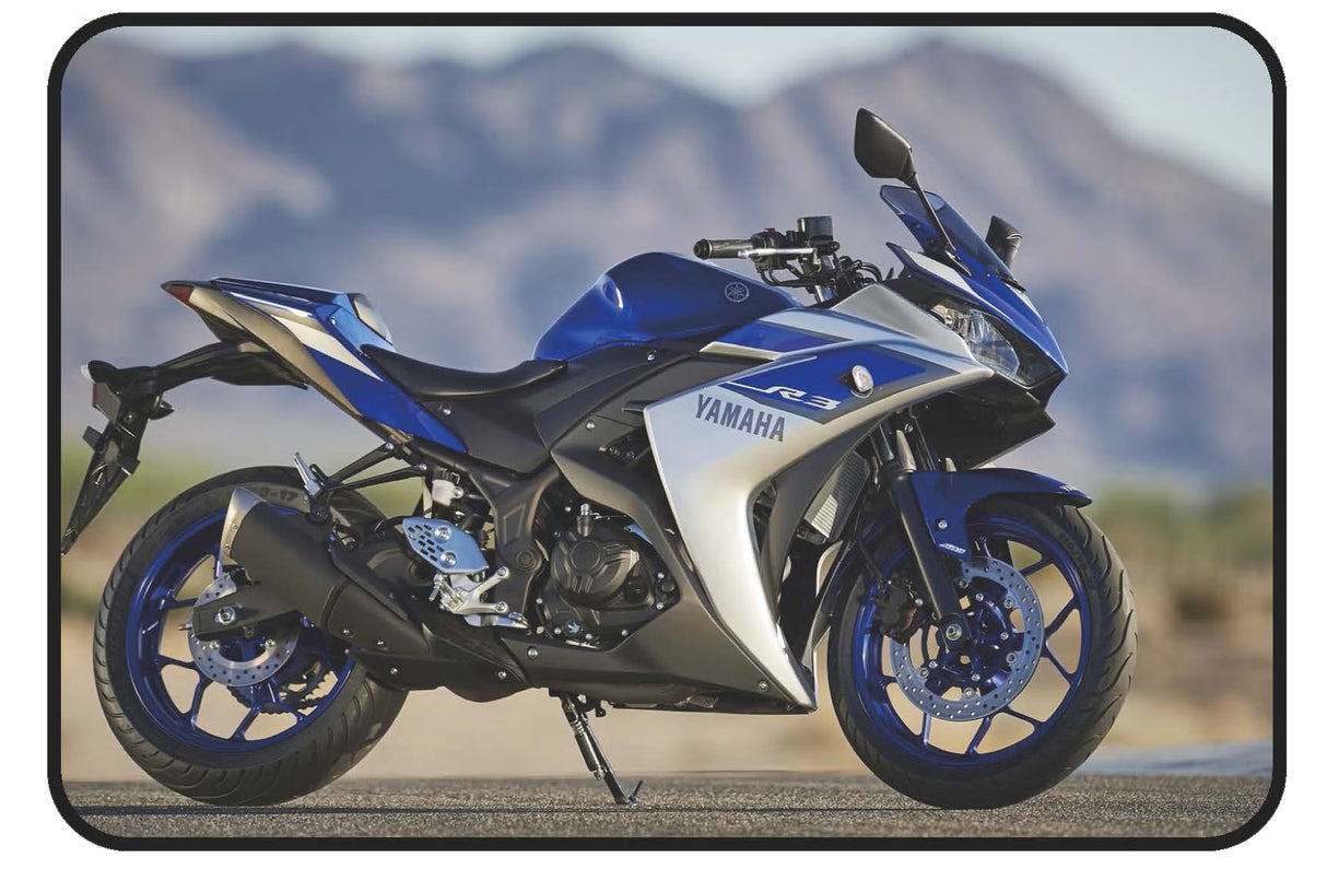 Moto sportive Yamaha R3 bleue, dont les freins à disque haute performance sont maintenus propres et efficaces grâce au nettoyant frein.