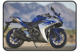 Moto sportive Yamaha R3 bleue, dont les freins à disque haute performance sont maintenus propres et efficaces grâce au nettoyant frein.