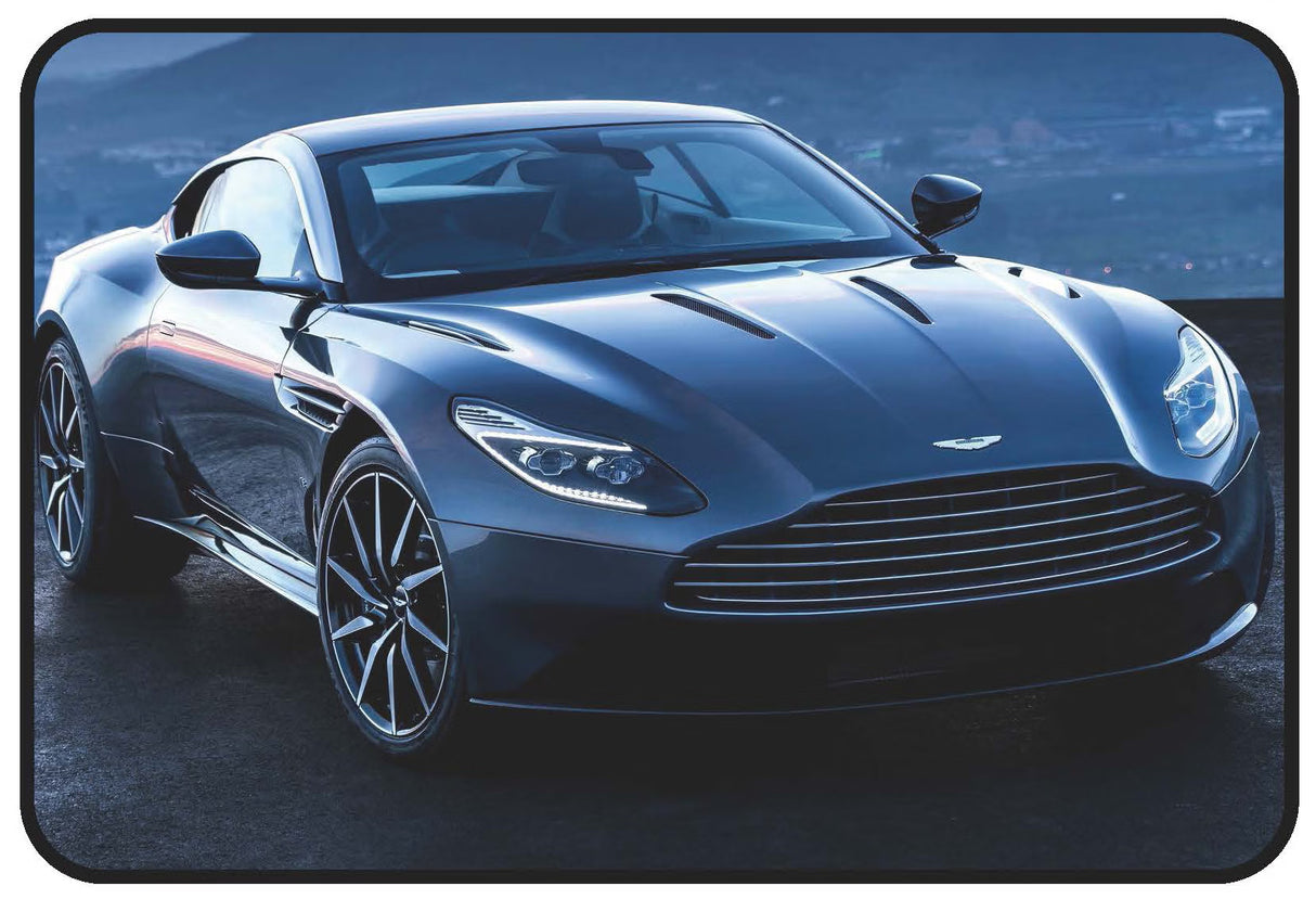 Voiture de sport Aston Martin, exemple d'une voiture dont les freins à disque haute performance sont maintenus efficaces avec un nettoyant frein.