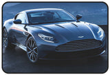Voiture de sport Aston Martin, exemple d'une voiture dont les freins à disque haute performance sont maintenus efficaces avec un nettoyant frein.
